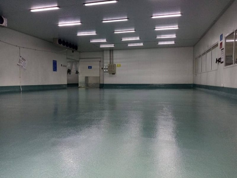 Instalación de carpeta epóxica grado alimenticio. terminado “cascara de naranja” para crear una superficie antiderrapante